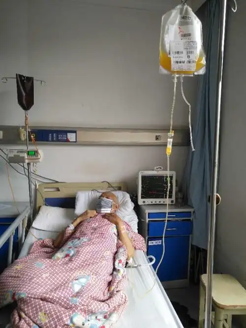 右手输化疗药,左手输血小板.