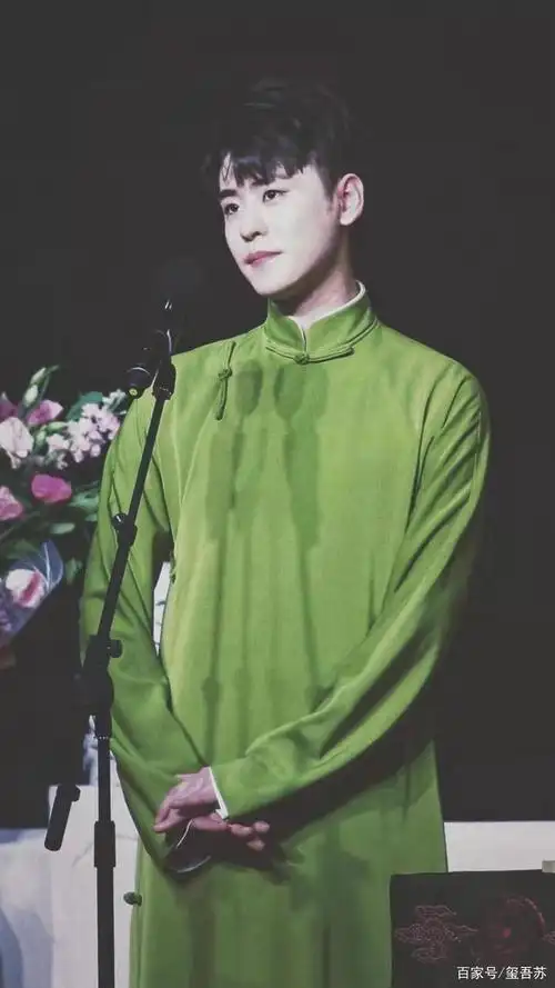 张云雷杨九郎秋香色大褂