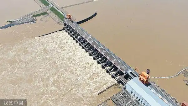 广东清远飞来峡水利枢纽闸口全开加速泄洪