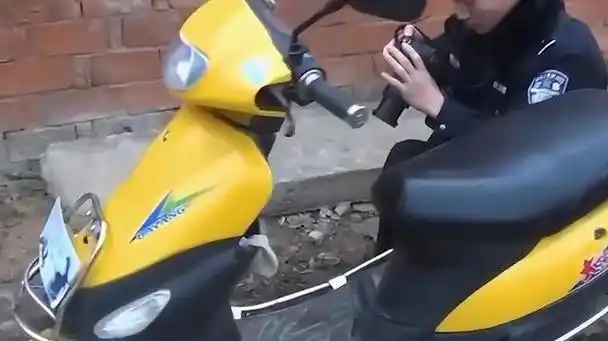 摩托车车况良好,从车上的露水判断应该是一叶夜未骑在董琴真家200米远