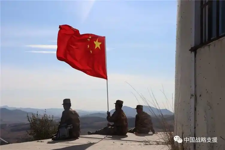 战略支援部队某部开展"扛红旗,上高地"登山活动