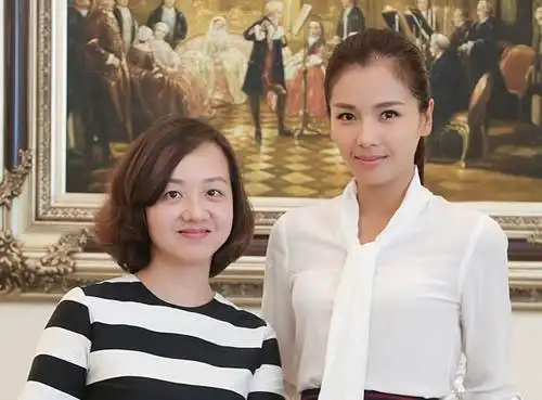 签约合影-盛视明星经纪,明星代言公司,翻包视频,肖像代言费