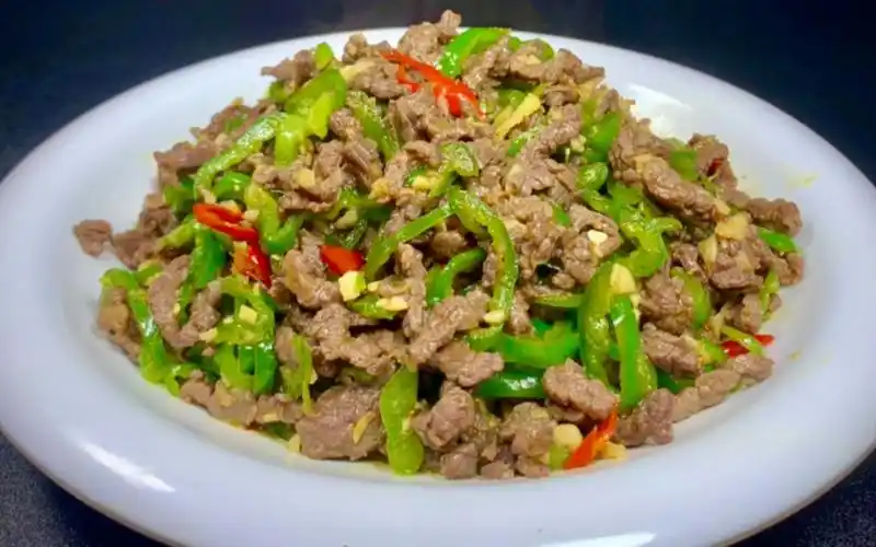 炒牛肉丝想要滑嫩不粘锅,技巧教给你,肉质细嫩香辣开胃,超下饭