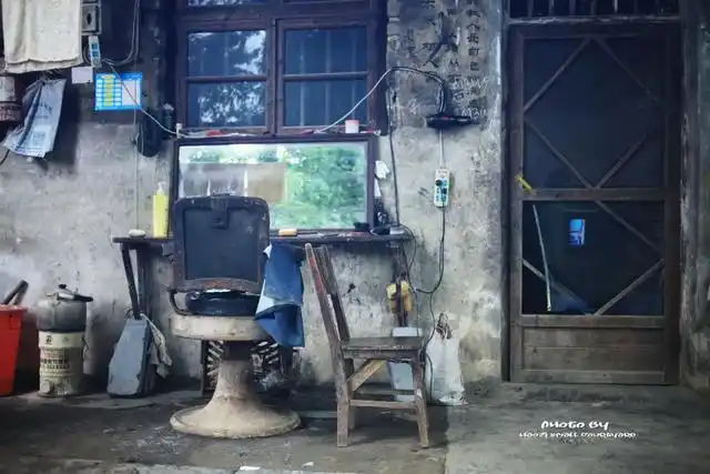 涟源三甲古村中的老理发店