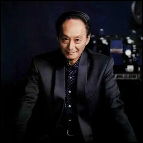 配音巨匠童自荣人生跌宕起伏与李连杰恩怨纠葛成焦点