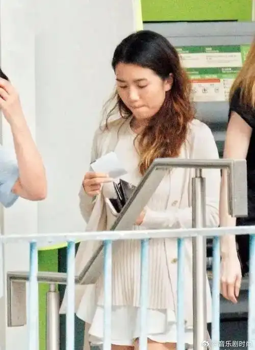 黎明罕晒全家照!助理老婆气质温婉撞脸乐基儿,女儿精致五官像爸