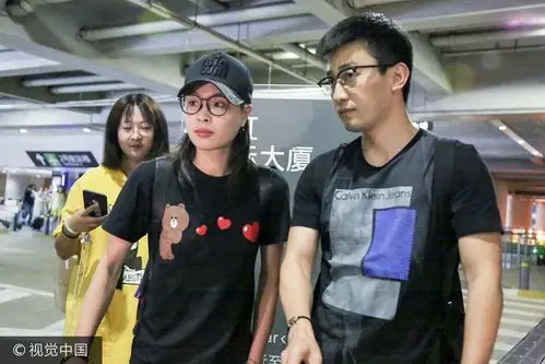 吴敏霞与老公现身机场 相视一笑十分恩爱