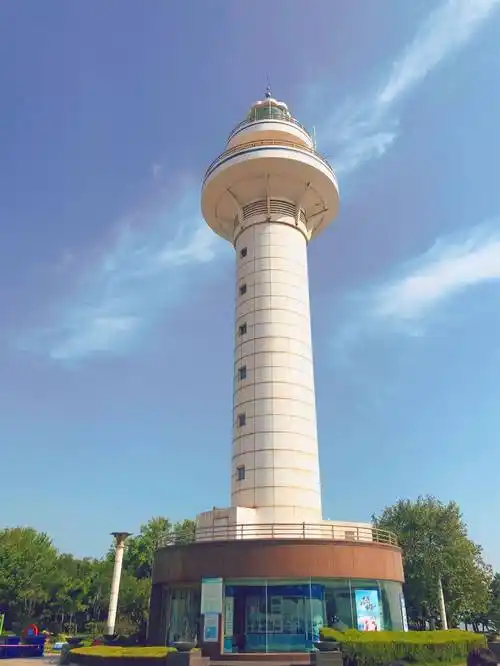 灯塔是日照具有代表性的建筑之一,沿海地段以灯塔,礁石为主题,非常