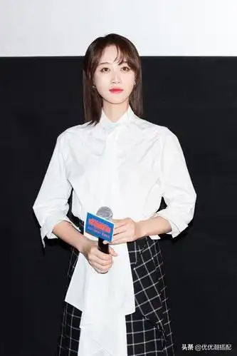 30岁蓝盈莹靠《精英律师》翻红,穿搭受上班族热捧,剧外私服更美