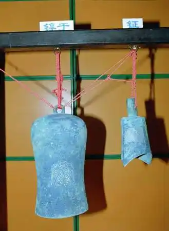 > 正文  2001年2月7日中午,引人注目的济南洛庄汉墓的出土文物编钟