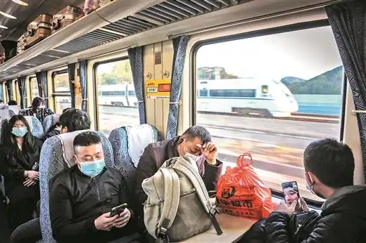 坐上绿皮火车回家过年