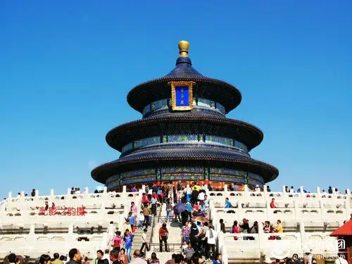 天坛是中国现存最大的古代祭祀性建筑群.入选世界文化遗产.