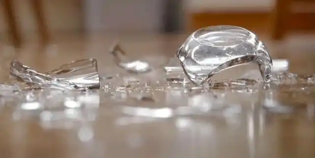 虽然,alaina立刻想要把玻璃杯抱在怀里,但杯子最终还是掉在地上摔碎了