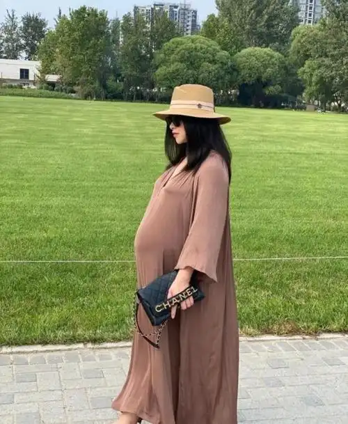 朱珠挺9月大肚真快生了穿驼色长裙堪比走秀超模终于有孕妇样