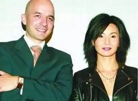 58岁张曼玉晒国外近况,住2500w豪宅素颜下厨做饭,与洋老公离婚无子