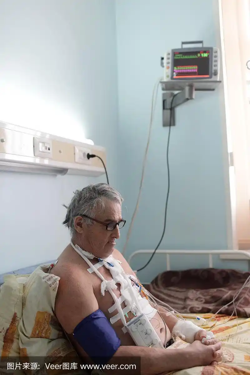 心脏手术后的老人