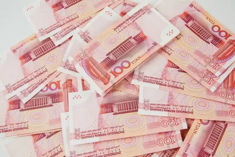 百元人民币堆放背景图片