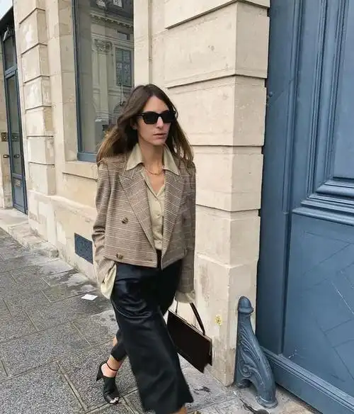 欧美时尚达人的短款西装外套穿搭百搭时髦又显腿长值得学习
