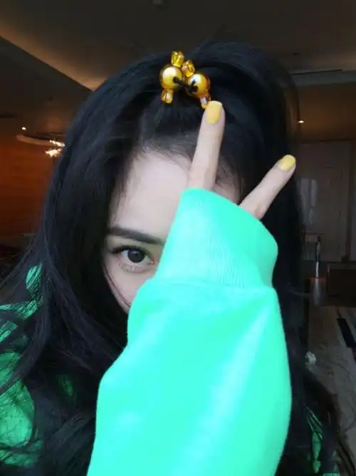 杨幂晒半边脸自拍照,然而鼻子却引起部分网友争议!