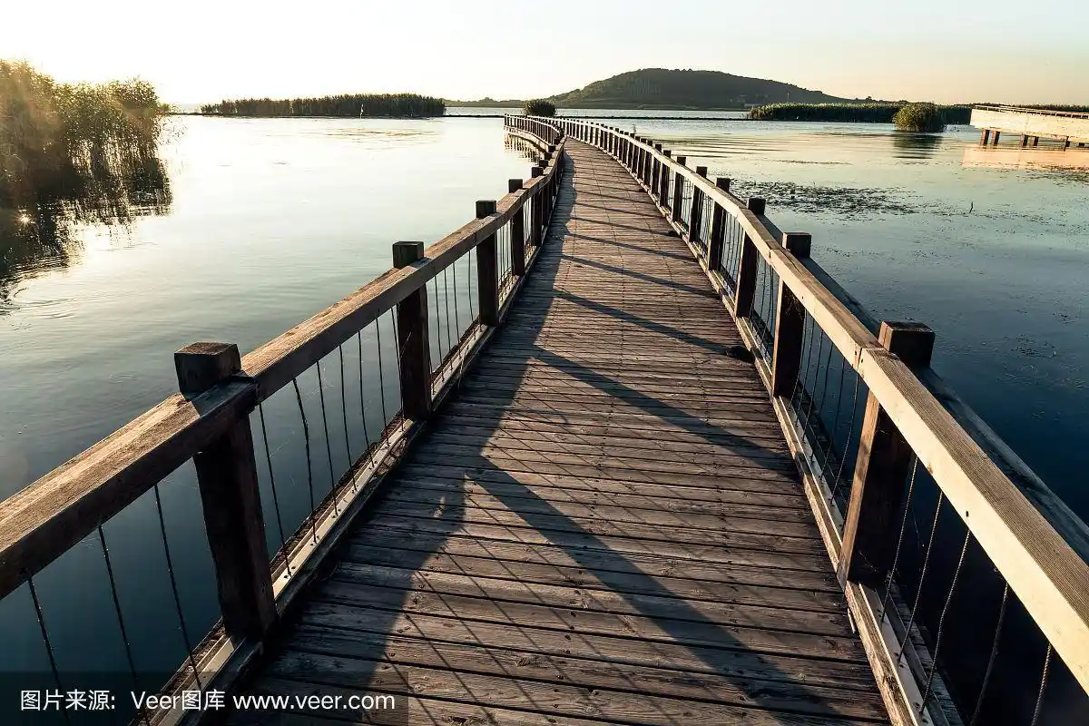 湖边的木栈桥