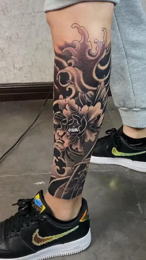 传统牡丹花水浪包小腿纹身