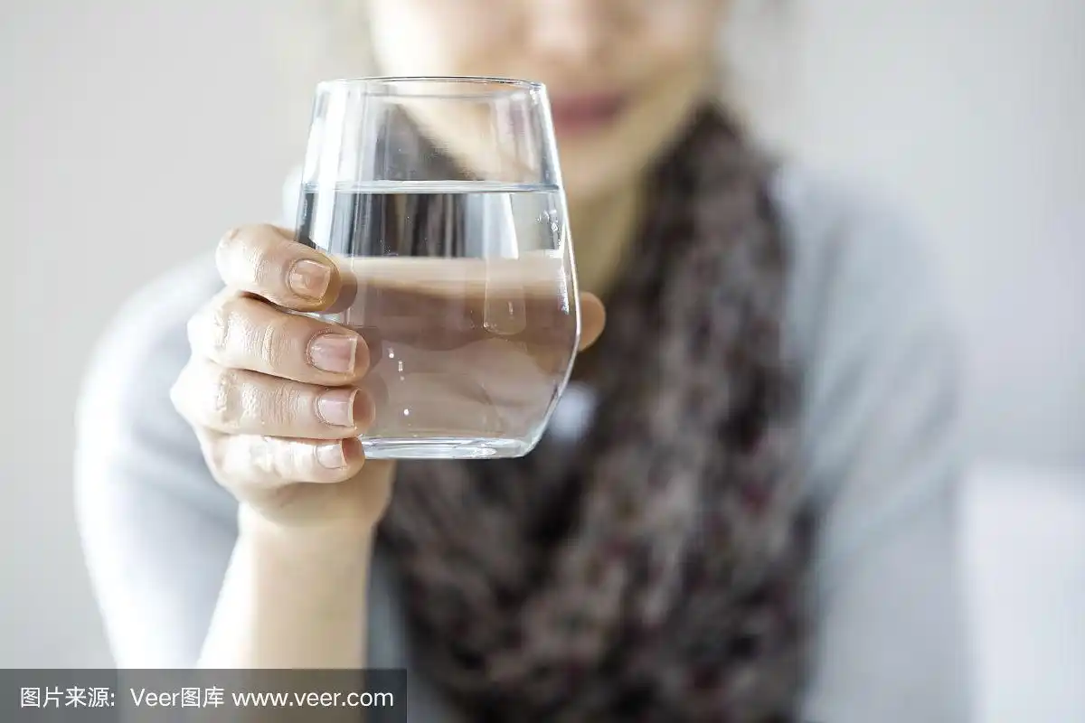 手握水杯的女人
