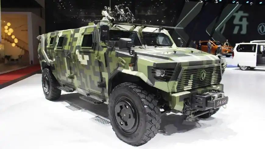 涉水1.5米,轮胎自动充放气,防空武装 东风猛士军车秀"肌肉