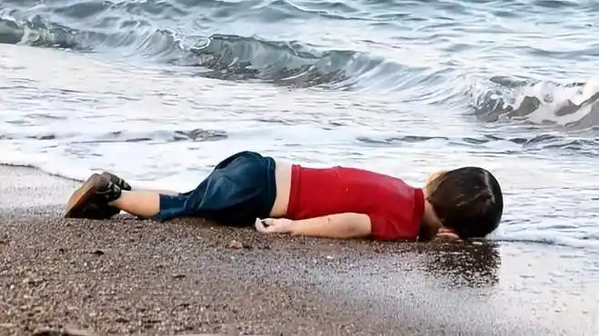 叙利亚小男孩溺亡在沙滩上,记者在现场拍下这张照片!