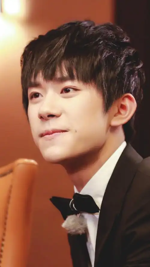 易烊千玺小哥哥梨涡浅笑