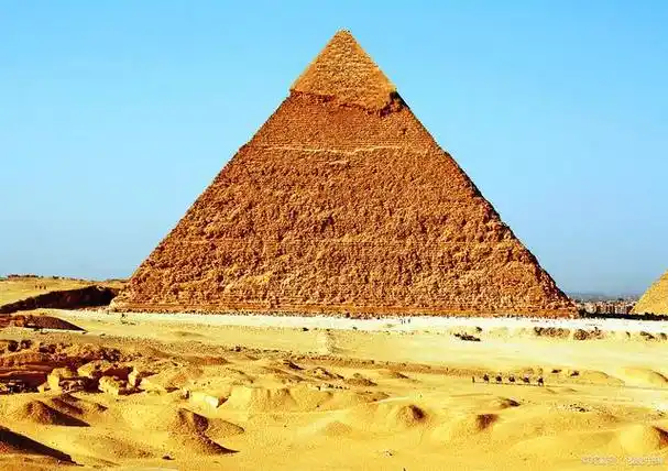 胡夫金字塔,也被称为胡夫大金字塔,位于埃及吉萨高原,是世界七大奇迹