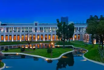 江阴市首家国际五星级酒店,位于风景迷人的黄山湖公园旁,并与一座