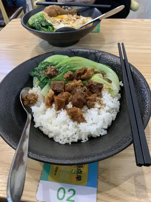 学校外面茶餐厅的牛腩饭