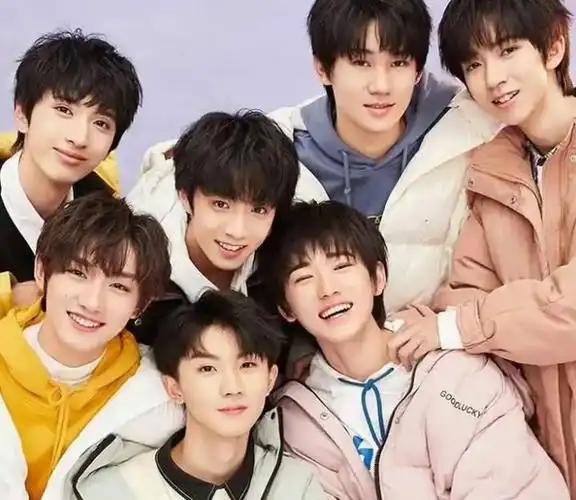 时代少年团是二代练习生,是由时代峰峻公司推出的男子演唱组合.