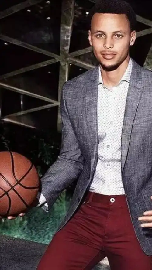 穿西装打球的库里你见过吗?这颜值 大片既视感!