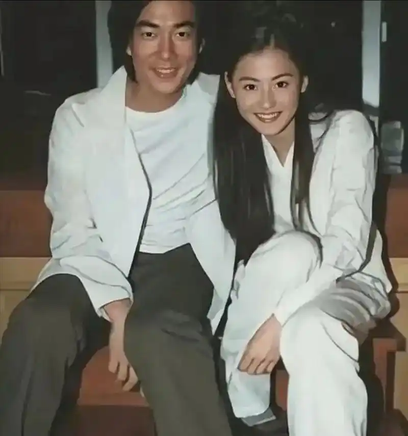 照样对张柏芝心动不已  当年张柏芝和任贤齐一起拍电视剧,在拍摄结束