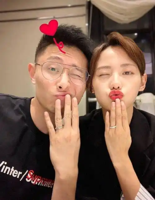 原创张嘉倪第一次做直播买超夸老婆谁让你这么美