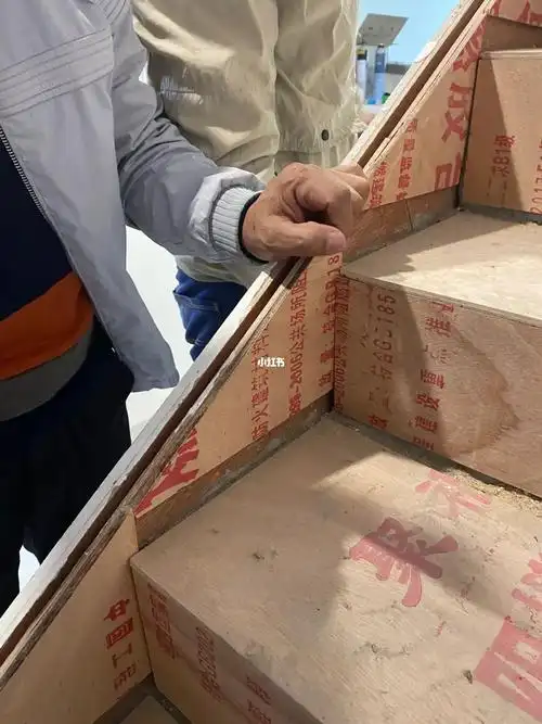 楼梯踏板要做 我便带着满眼的欢喜去她家测量尺寸 现场惊呆了 确切的