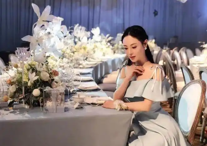 张馨予伴娘团曝光,表姐意外走红,两人超像,还有范冰冰的味道!