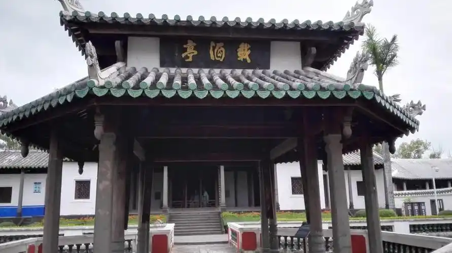 旅行 东坡书院 写美篇载酒堂题匾:先生悦之 以文会友,对酒当歌;问心无