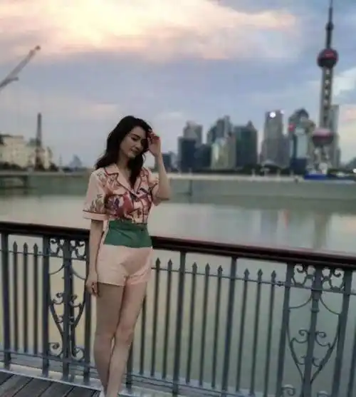 洪欣穿白色连体裤,尽显一双白皙笔直大长腿,优越身材比例惹人爱