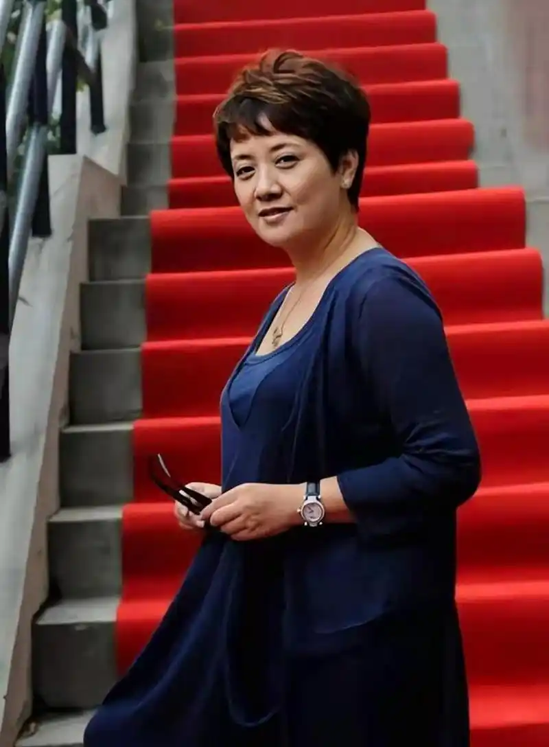 63岁邓婕老而优雅,穿宽松衫搭打底裤走红毯,素颜状态差点没认出