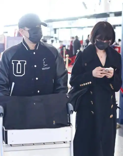 刘恺威现任女友近照曝光,40岁穿抹胸裙可盐可甜,这颜值不输杨幂