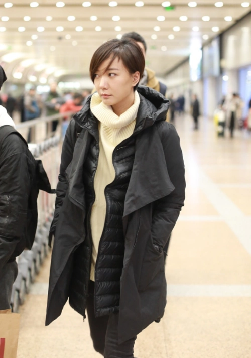 王珞丹气质越发吸睛显嫩长相配帅气短发在女明星里真显眼