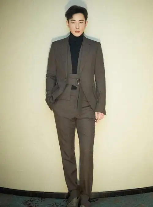 罗晋平常都以西装示众,穿起这种比较休闲的款式还是蛮好看的.