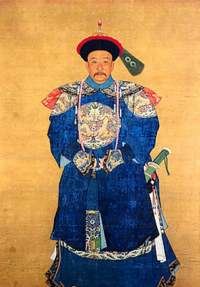 他不是皇族,不姓爱新觉罗,却在三十二岁时成为一品大员,死后被破格