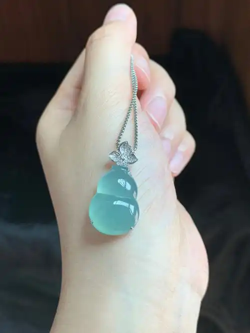 强推的一枚胖葫芦78湖水蓝翡翠葫芦吊坠
