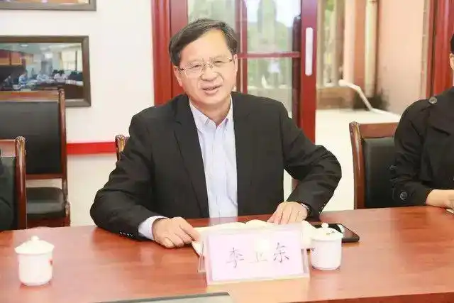 李卫东校长首先介绍了石门中学近几年取得的教育教学业绩.