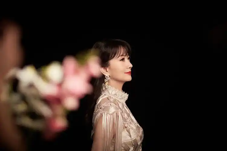 赵雅芝裸粉色流苏礼服优雅迷人 雪肤明丽如空谷幽兰侧颜绝美