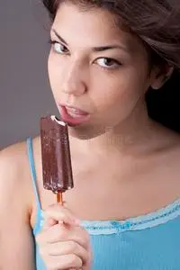 黑发女人吃巧克力冰棍照片
