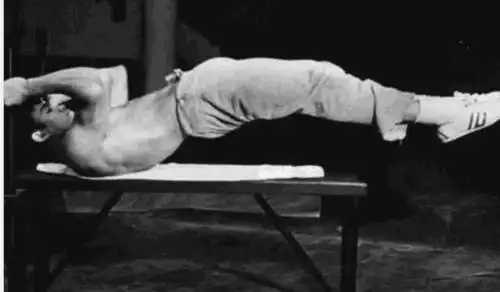 李小龙基本上每天都会做跳绳的训练,久而久之就练成了无比灵活的步伐